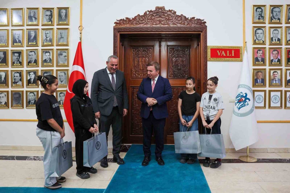 Vali Aydoğdu, başarılı karatecileri makamında kabul etti