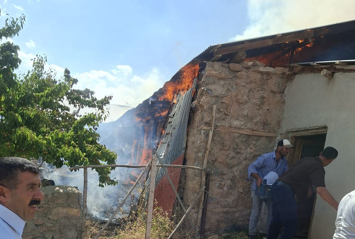 Gevaş'ta Yangın: 3 İtfaiyeci Dumandan Etkilendi