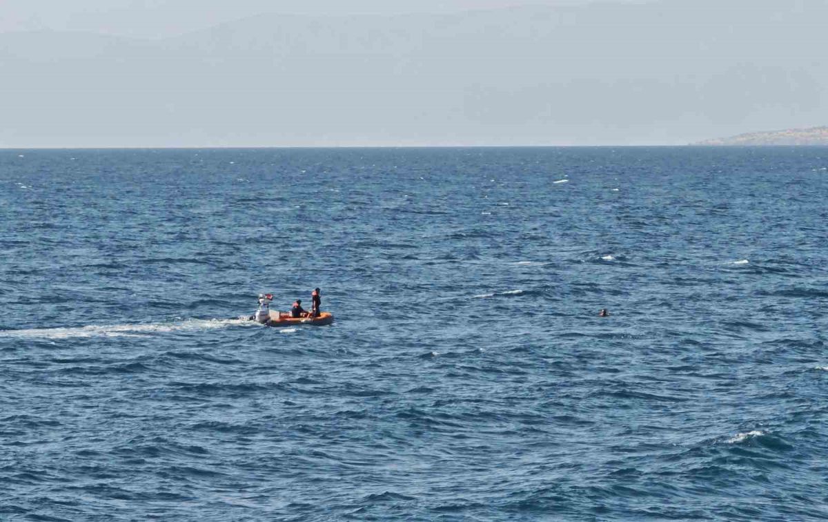 Van Gölü'nde Sürüklenen Yüzücü Sahil Güvenlikle Kurtarıldı