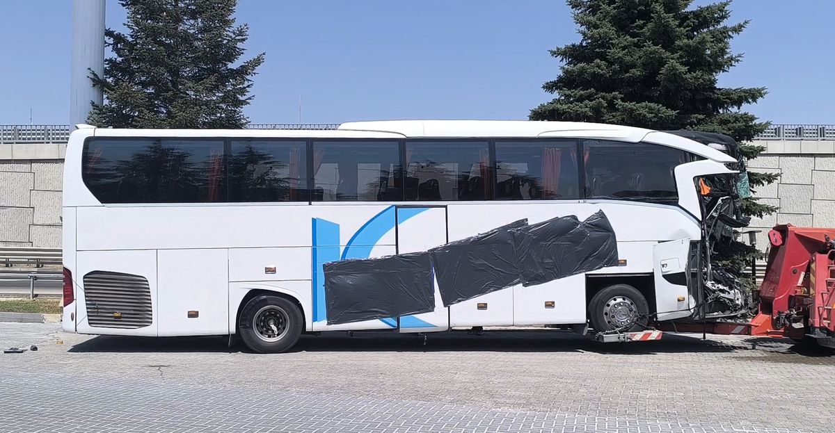 Otobüs Kamyonete Çarptı: 1 Ölü, 15 Yaralı