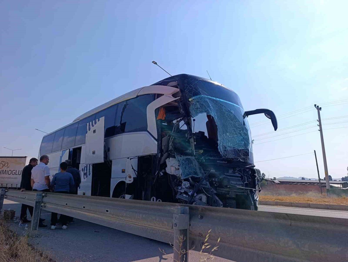 Afyonkarahisar'da Otobüs-Kamyonet Kazası: 1 Ölü, 15 Yaralı