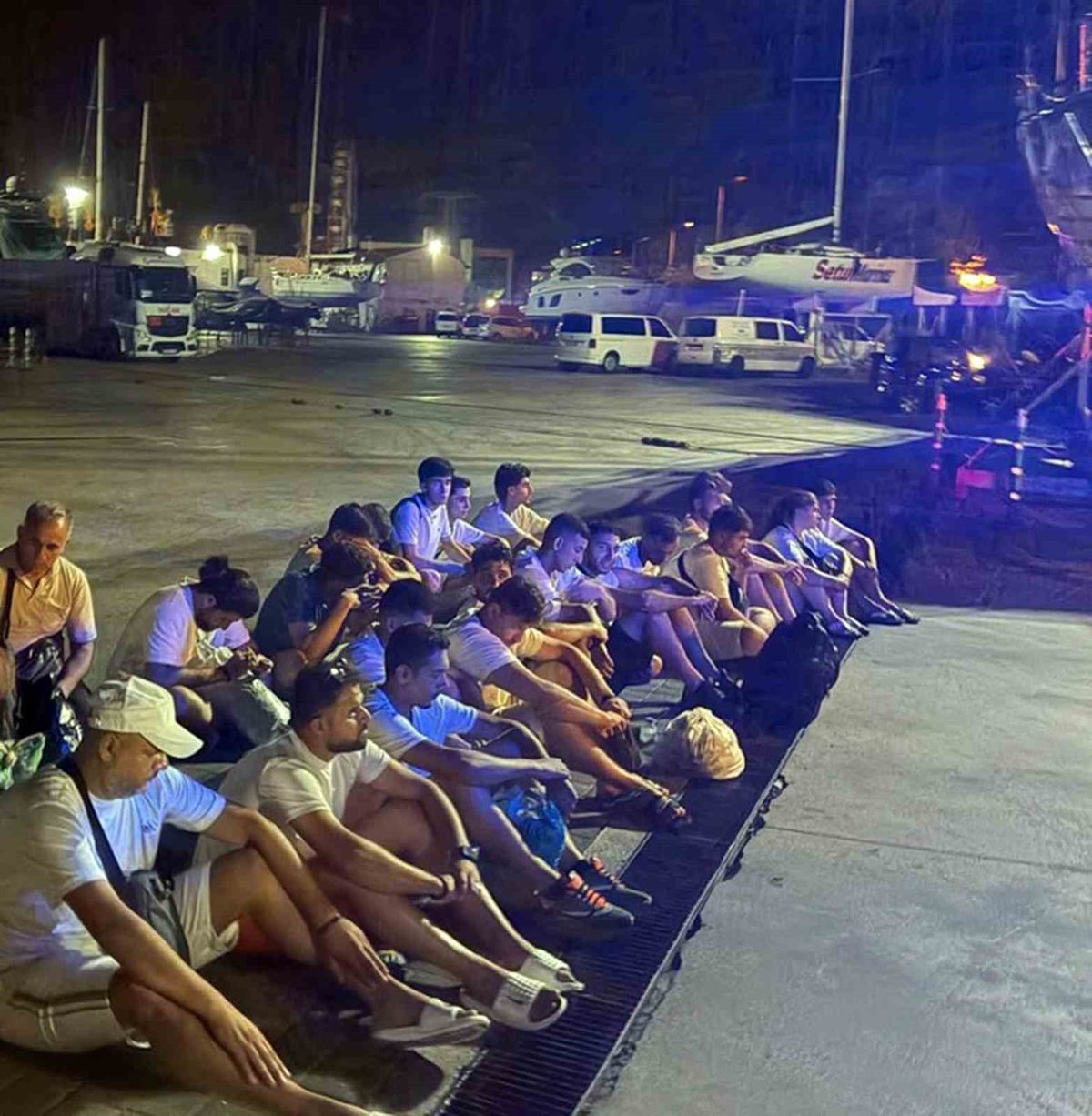 Marmaris'te 25 Düzensiz Göçmen ve 2 Kaçakçı Yakalandı