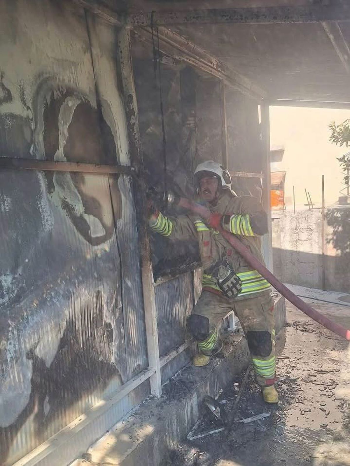 Hatay'da Konteyner Yangını Büyümeden Söndürüldü
