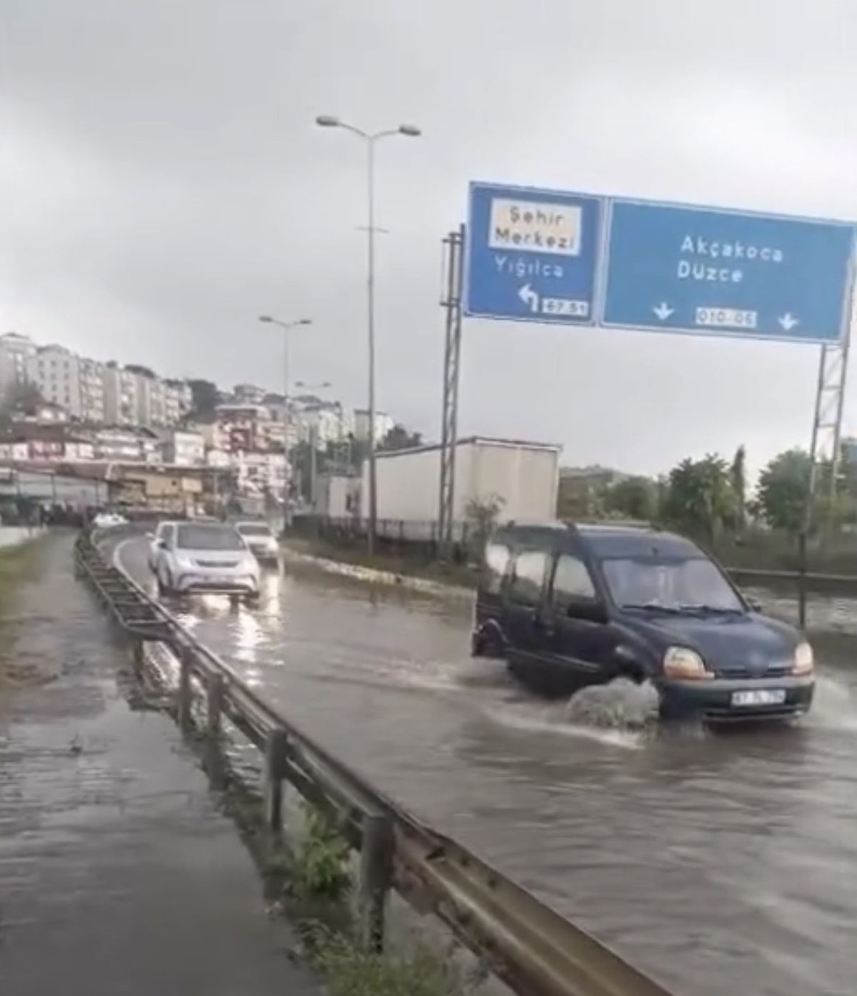 Alaplı'da sağanak köprüde su birikintisi oluşturdu