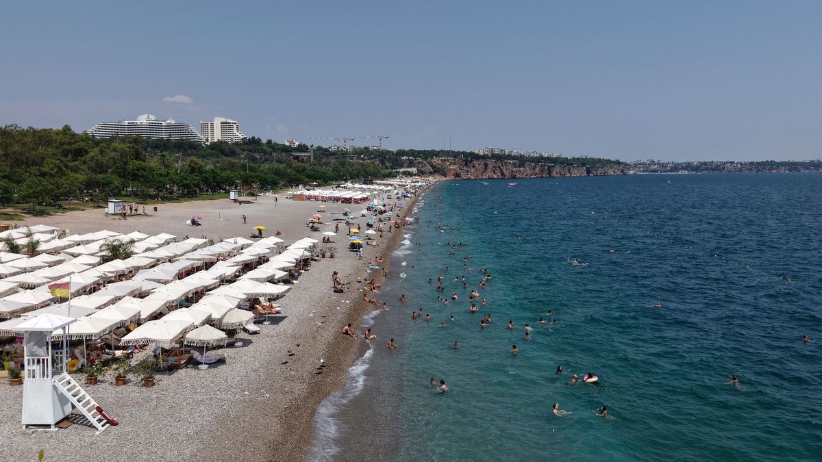 Antalya’da Sıcaklık 39 Derece, Sahiller Doldu