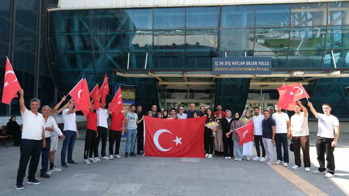 Erzincanlı Milli Sporcu Galip Berat Afal'a Coşkulu Karşılama