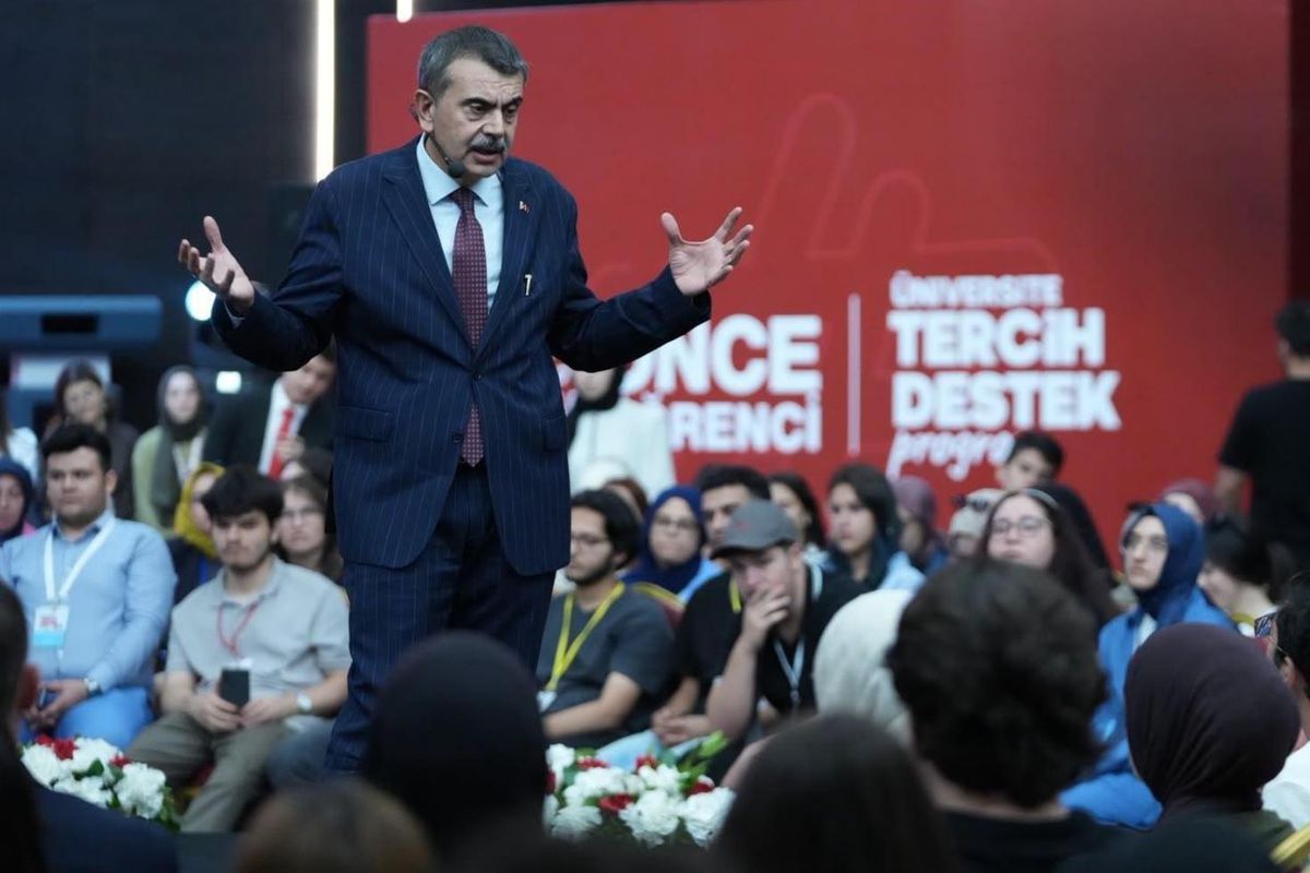 Bakan Tekin'den 'serbest kıyafet' sorusuna yanıt: Bu yüzden kaldırılmış