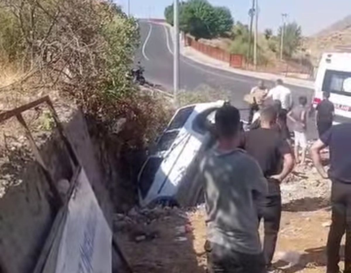 Sason'da kafa kafaya çarpışma: Araç çukura düştü, yaralanan yok