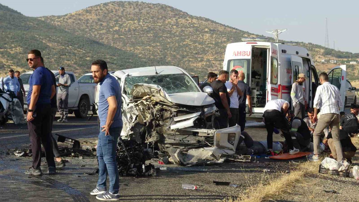 Gercüş'te pikap ile hafif ticari araç çarpıştı: 7 yaralı