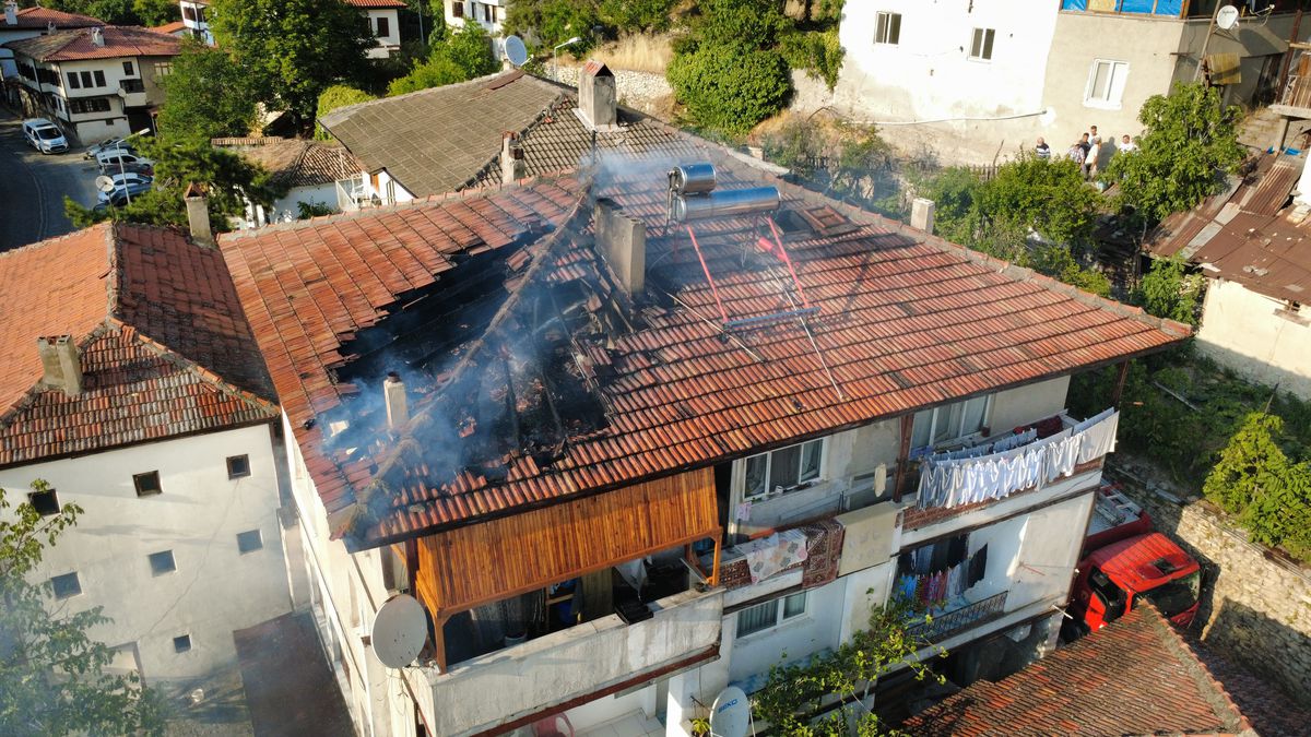 Safranbolu'da 3 Katlı Evin Çatısında Yangın
