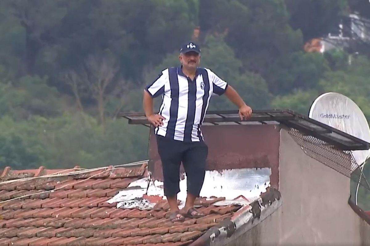 Bir Sarıyerspor taraftarı Muğlaspor maçını çatıdan takip etti