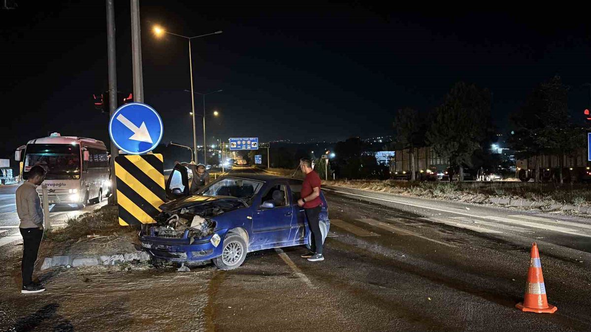 Bolu'da kırmızı ışıkta kaza: Otomobil ile kamyon çarpıştı