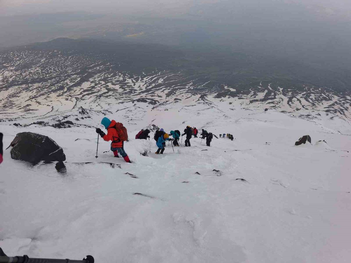 Van Gölü Aktivistlerinden Ağrı Dağı Zirvesinde Çevre Mesajı