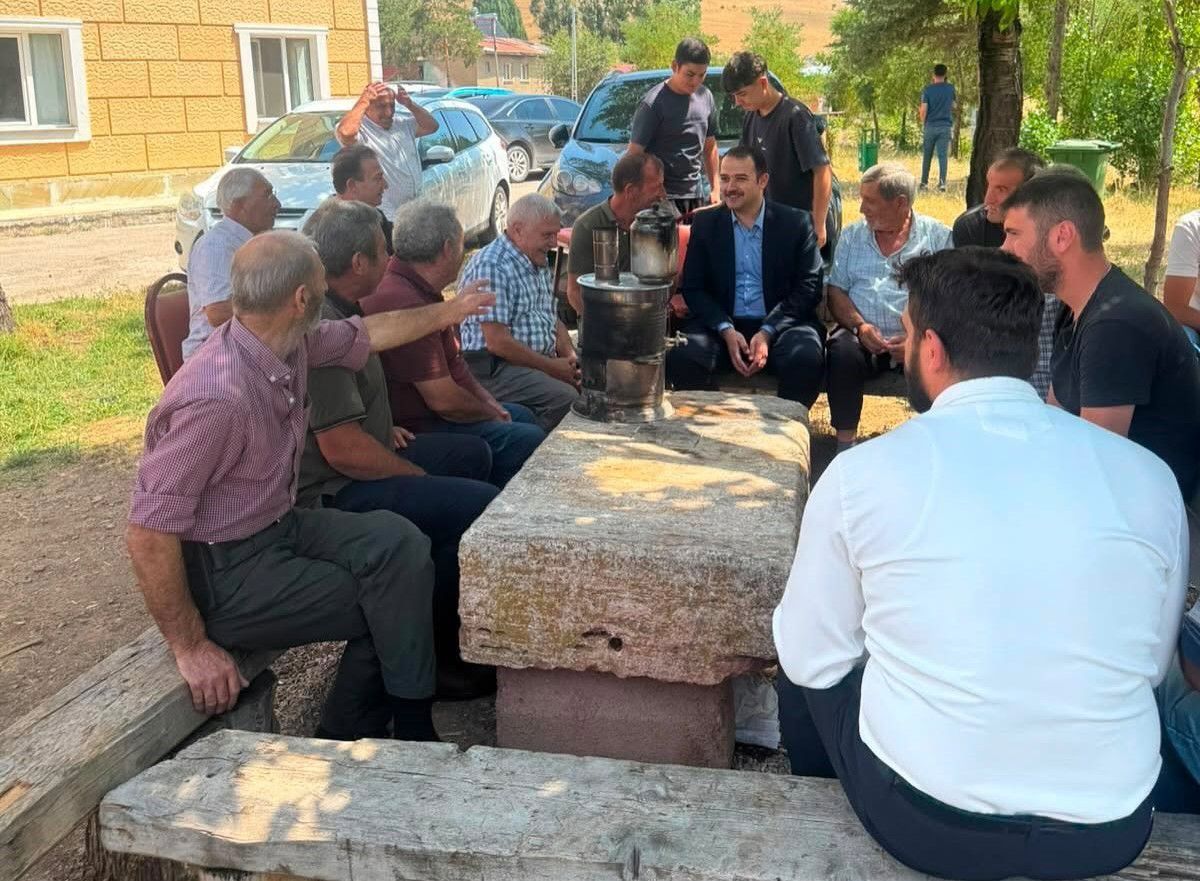 Demirözü Kaymakamı köy ziyaretlerinde asfalt çalışmalarını inceledi