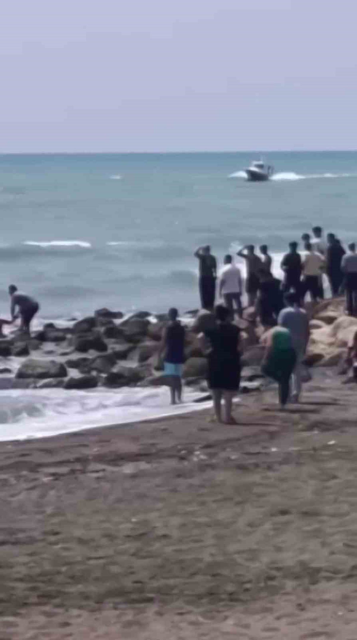 Samandağ'da Uyarıya Rağmen Denize Giren 3 Kişi Dalgalara Kapıldı, 14 Yaşındaki Çocuk Kayıp