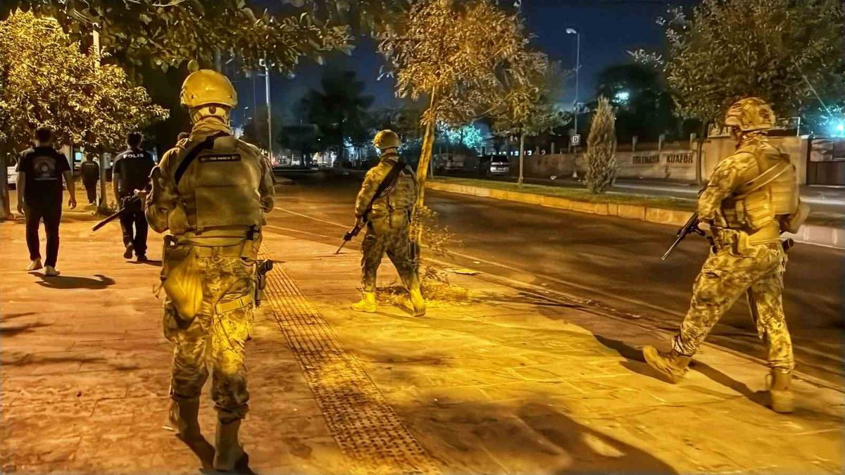 Diyarbakır'da şok uygulama: Silah ve yasaklı madde ele geçirildi