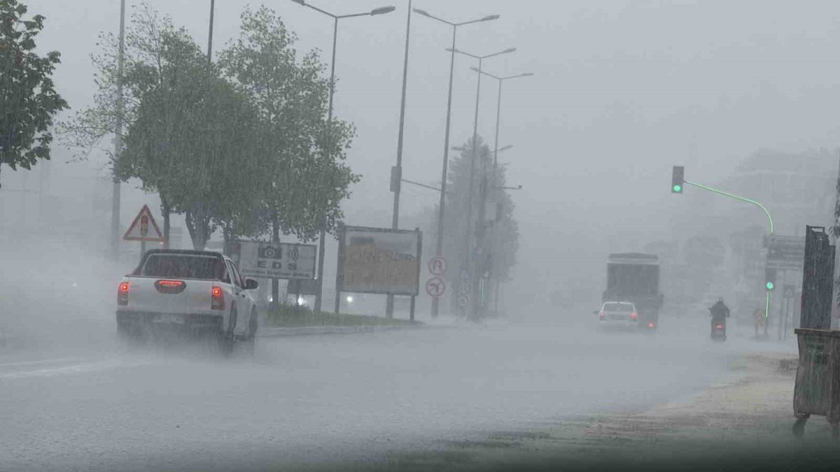 Düzce'de Şiddetli Sağanak Trafiği Felç Etti