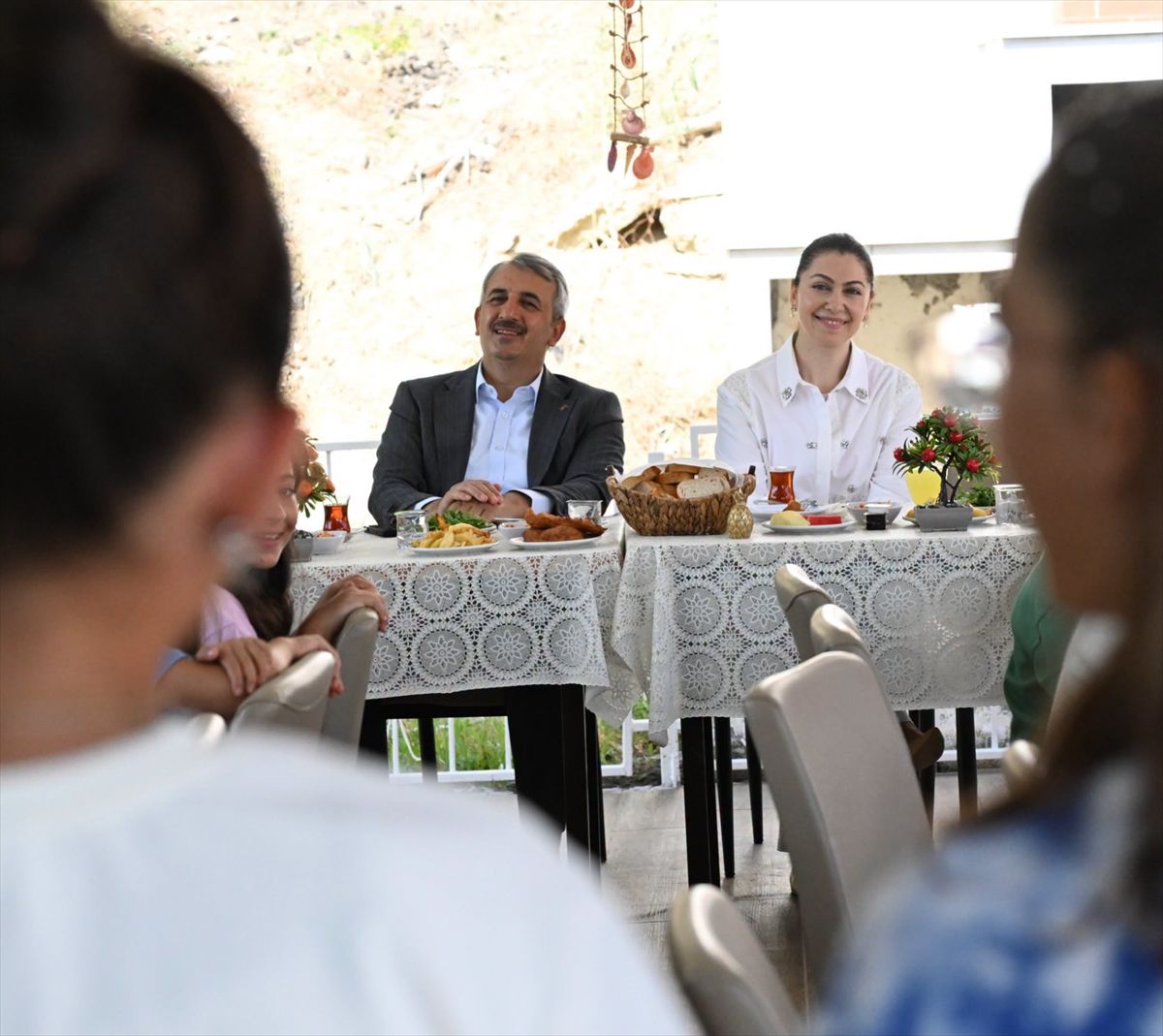 Edirne Valisi Sezer ve eşi koruma altındaki çocuklarla buluştu