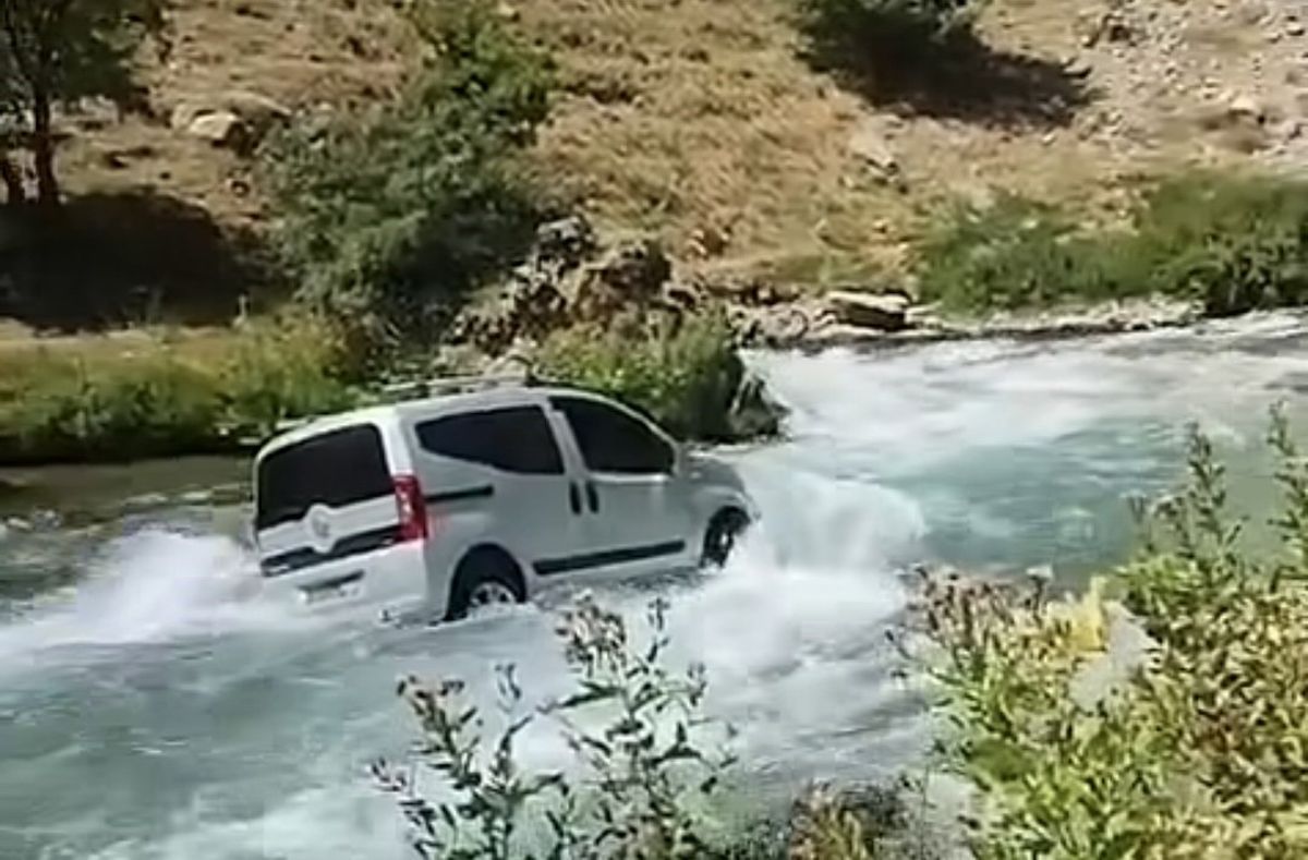 El Freni Tutmayan Kamyonet Çaya Uçtu