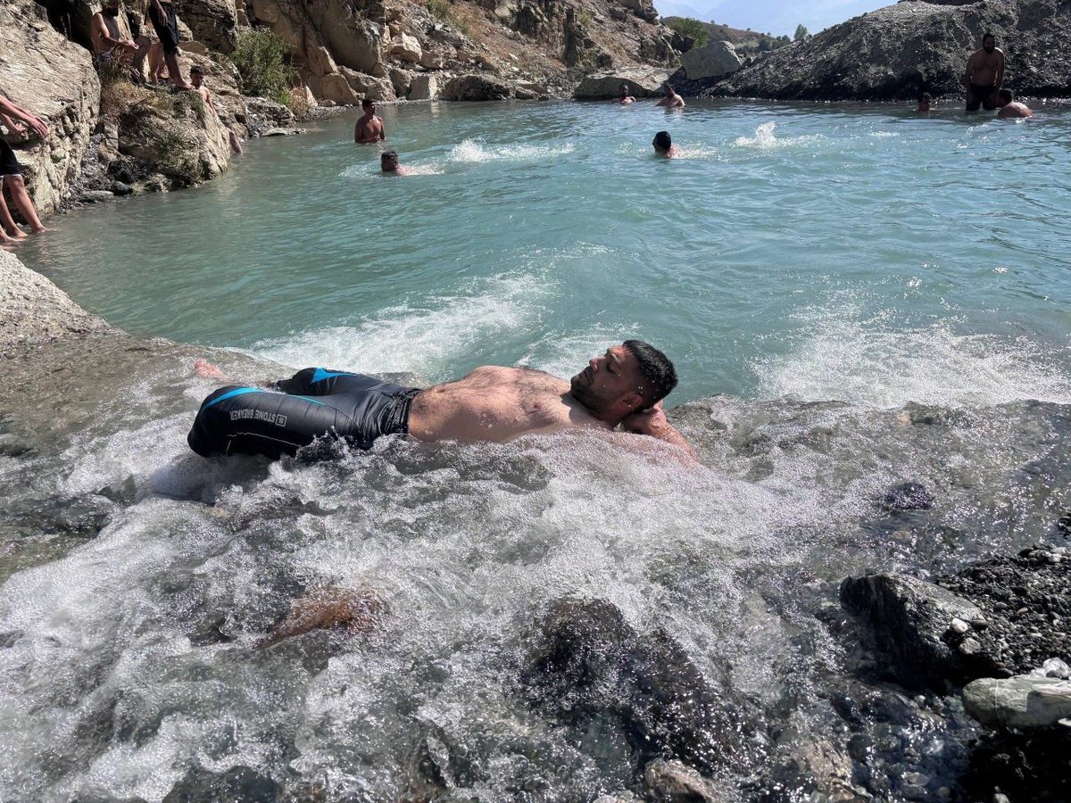 40 Derece Sıcakta Dereden Doğal Havuz Oluşturdular