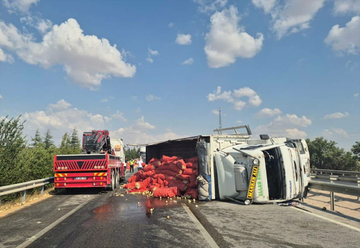 Eskişehir'de Kamyon Devrildi: 2 Yaralı