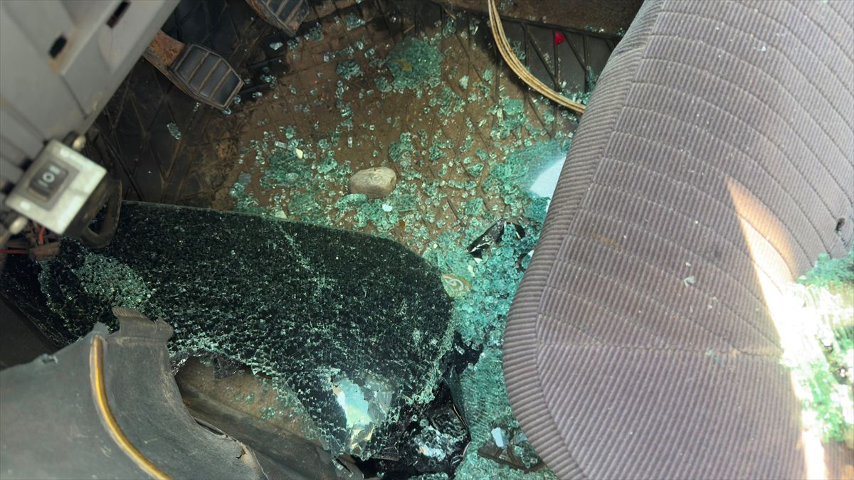 Gerede'de Park Halindeki Otomobilin Camları Taşla Kırıldı