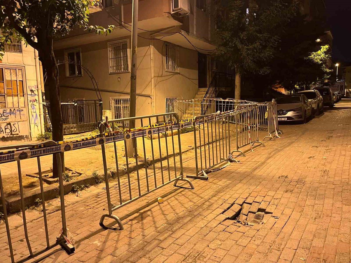 Güngören'de Balkon Çöktü, Bina Boşaltıldı