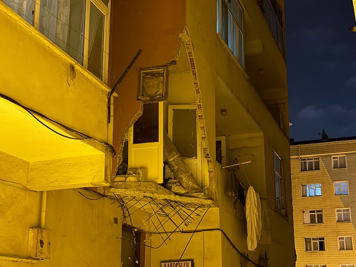 Güngören'de Balkon Çökmesi: Bina Tahliye Edildi