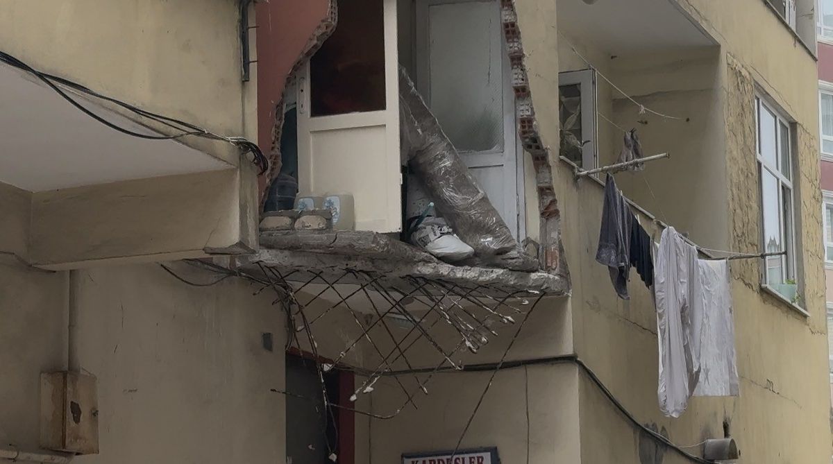 Güngören'de balkon çökmesi: Bina tahliye edildi