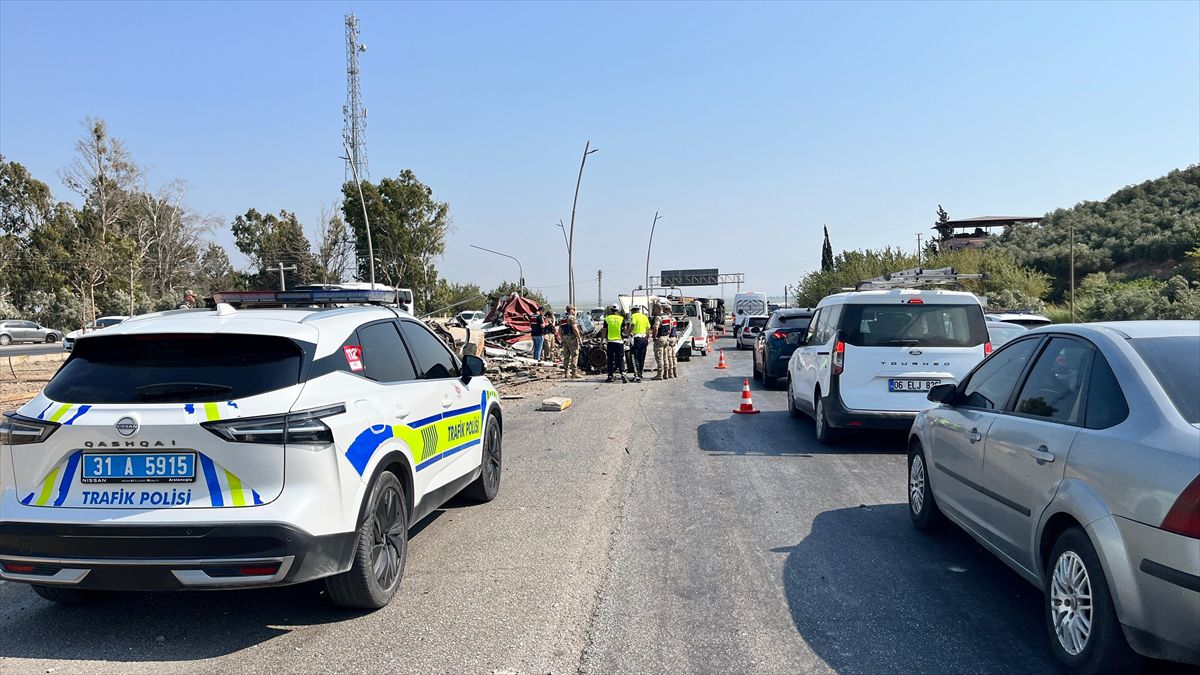 Kırıkhan'da Tır Kazası: Sürücü Ağır Yaralandı