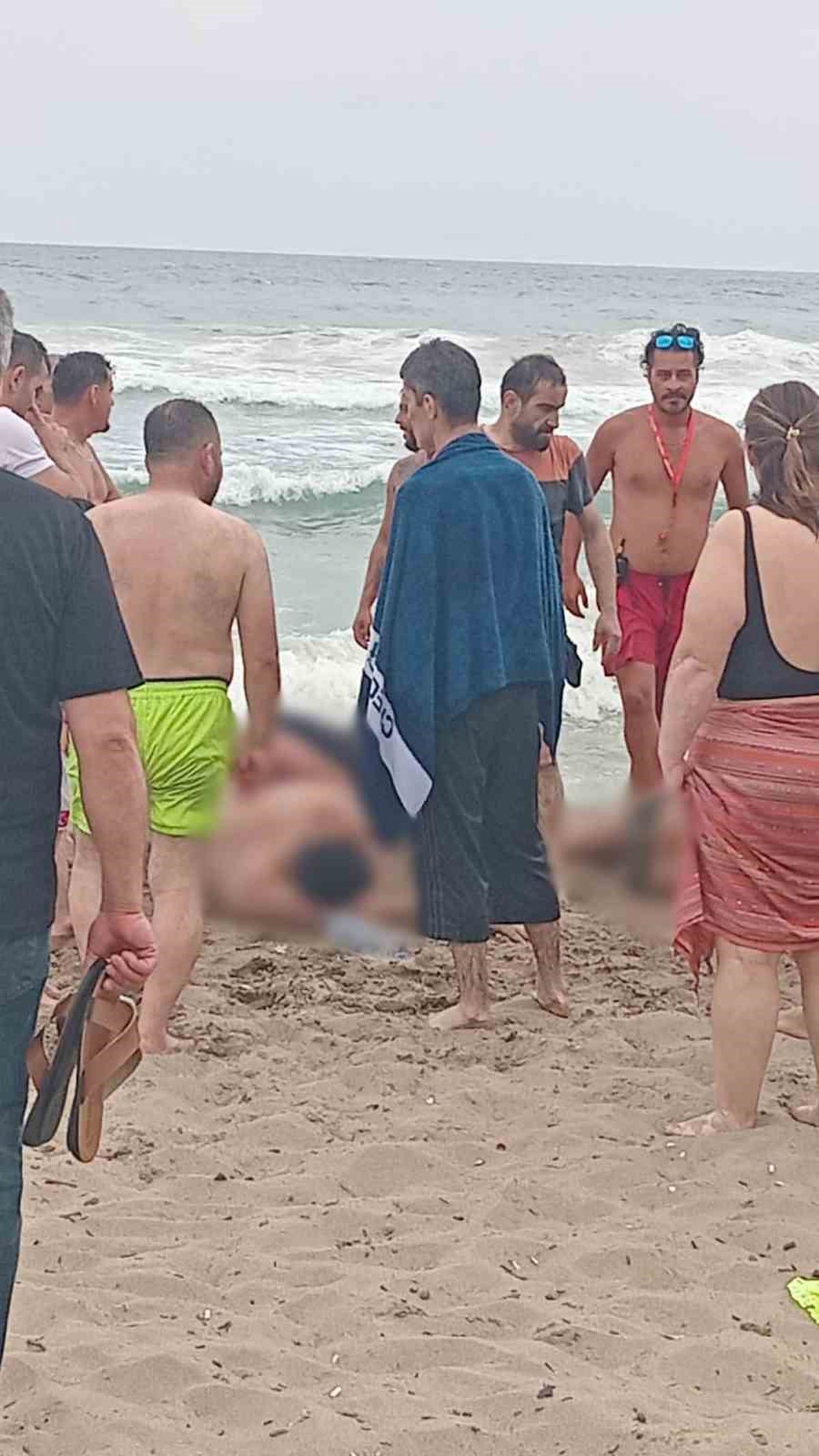 İnkumu'nda Yasağa Rağmen Denize Giren 10 Kişi Boğulma Tehlikesi Geçirdi