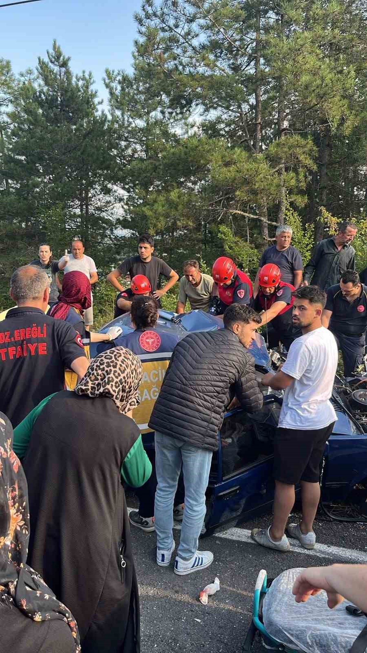 Karadeniz Ereğli'de Servis ile Otomobil Çarpıştı: 1 Ağır, 3 Hafif Yaralı