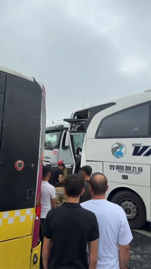 istanbulda yolcu otobusu iett 20130014 9206 1 m
