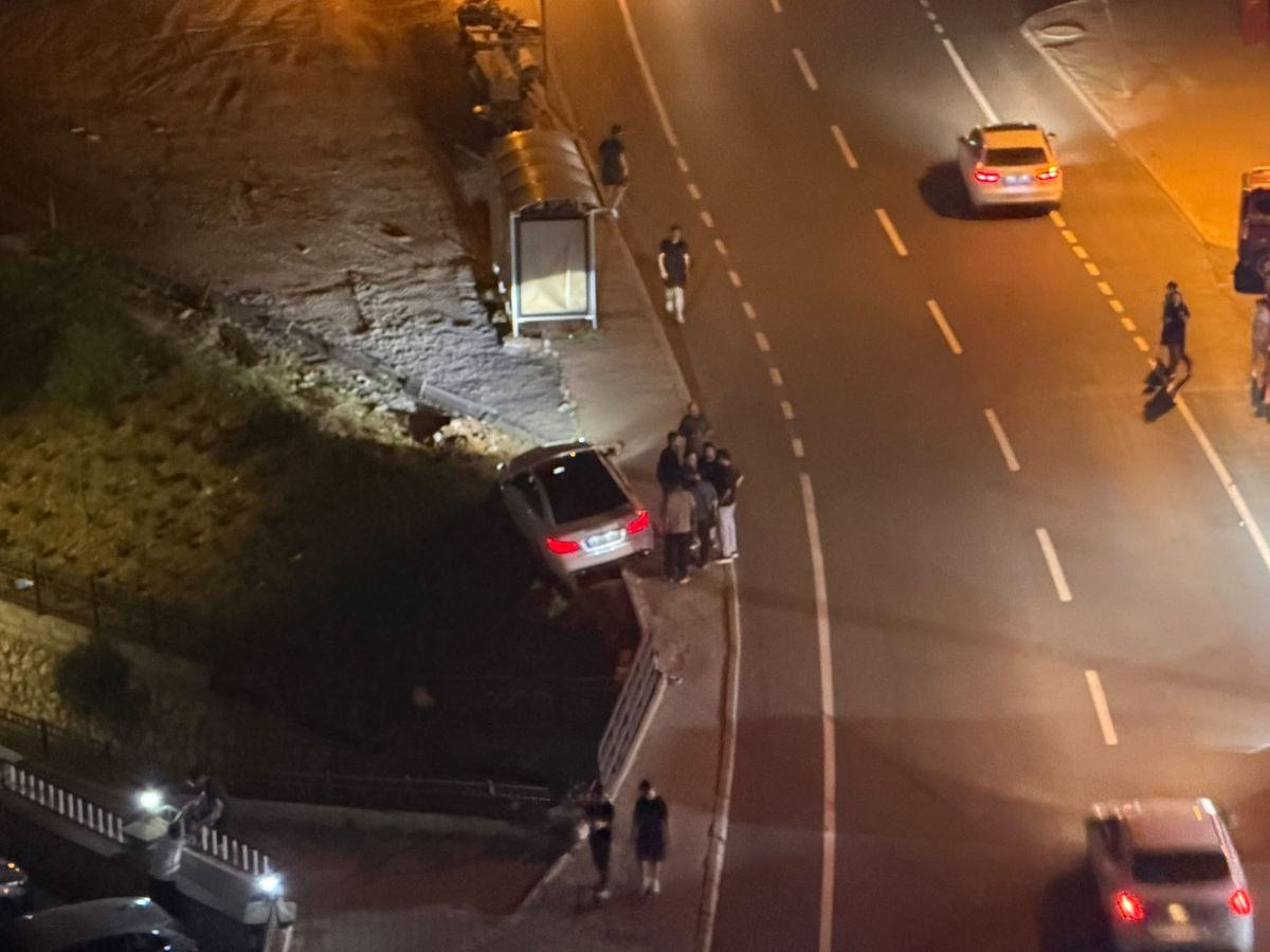 Kahramanmaraş'ta Otomobil Dere Yatağına Asılı Kaldı