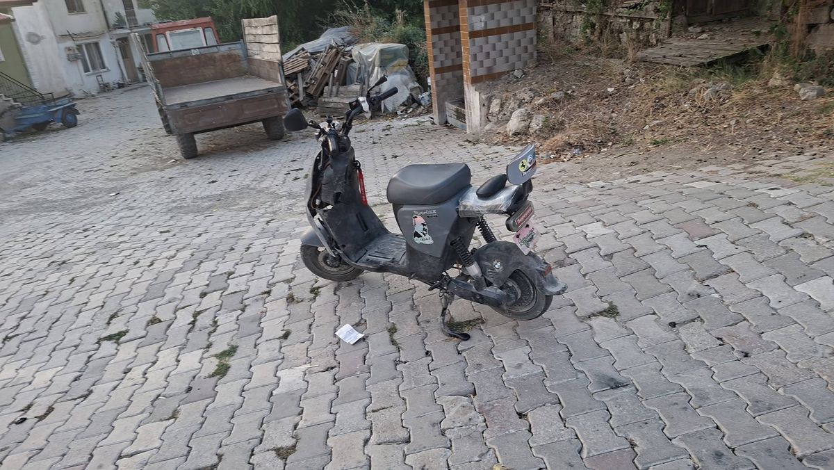 Kütahya'da Elektrikli Bisiklet Kamyonete Çarptı: 14 Yaşındaki Sürücü Yaralandı