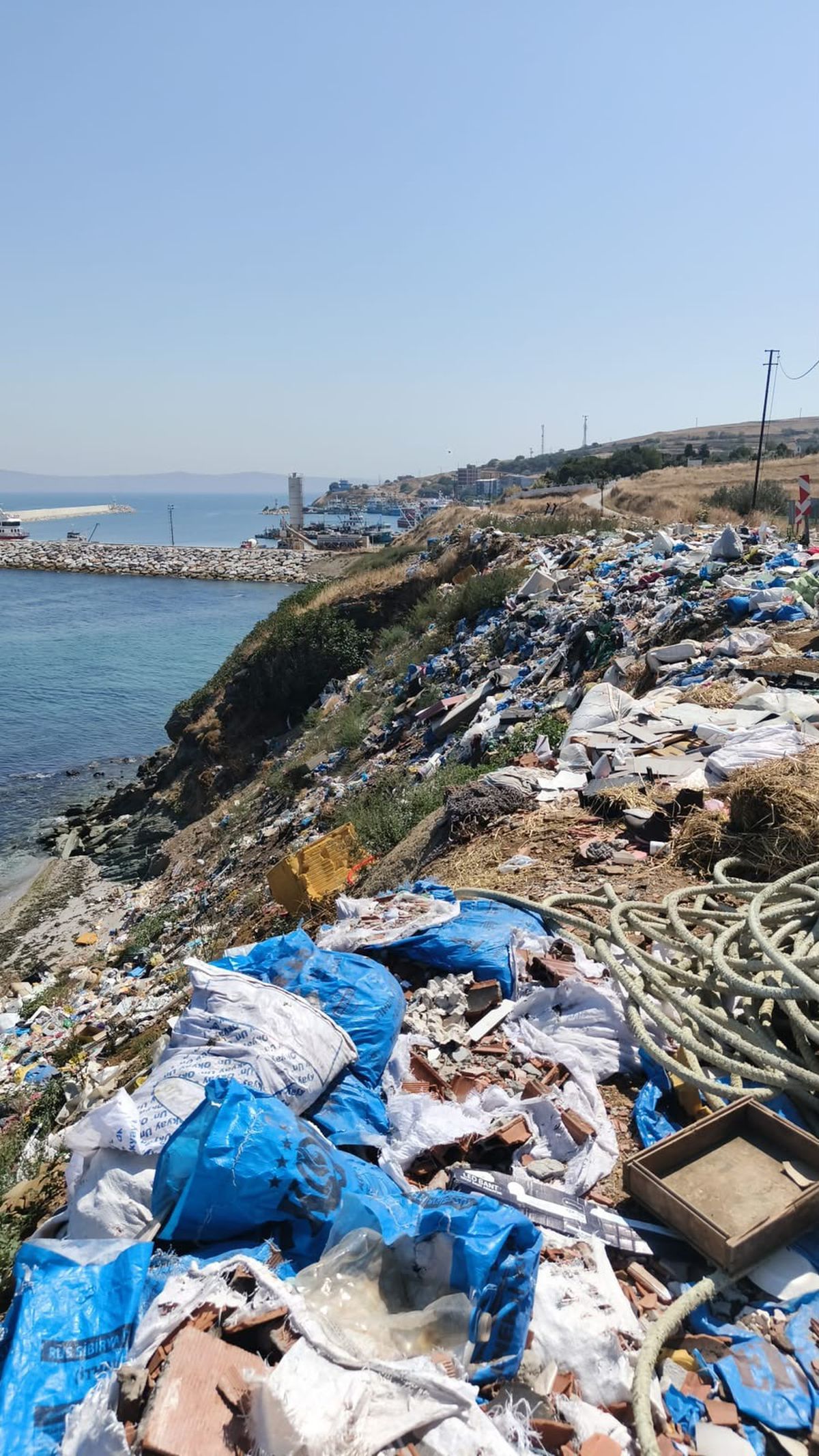 Kapıdağ Yarımadası’nda Çevre Kirliliği: Yol Kenarlarına Dökülen Moloz ve Çöpler Denize Ulaştı