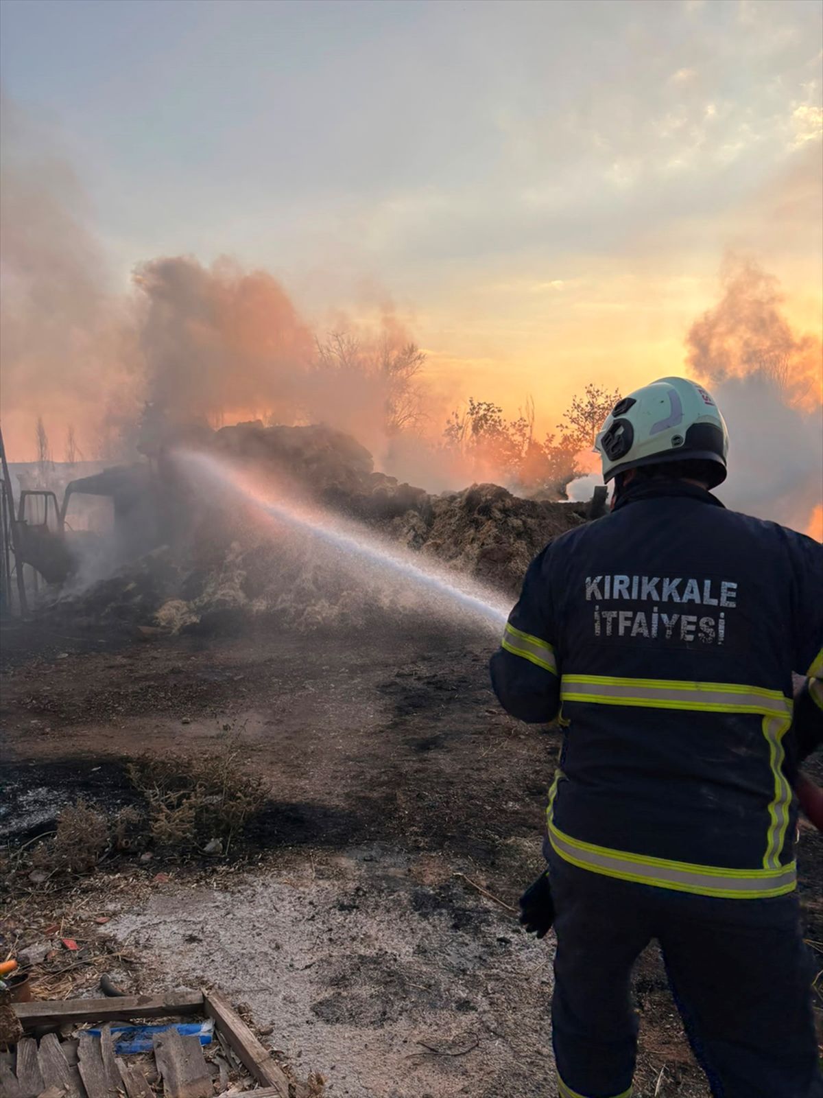 Kırıkkale'de Saman Yüklü Tır Alevlere Teslim Oldu