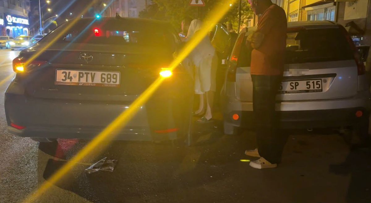Eskişehir'de Kontrolden Çıkan Araç Park Halindeki 3 Araca Çarptı