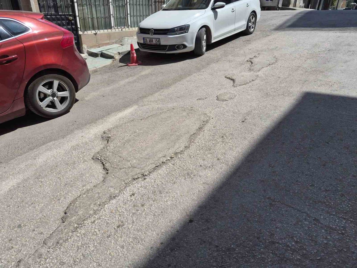 Eskişehir'de Bozuk Yollar Sürücülere Zor Anlar Yaşatıyor