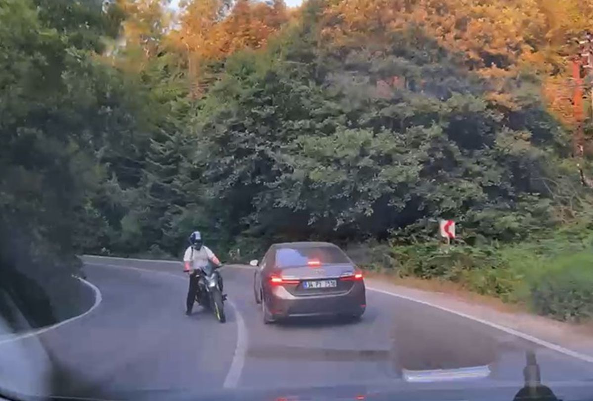 Bolu'da Motosiklet Virajı Alamayıp Otomobile Çarptı: O Anlar Kamerada