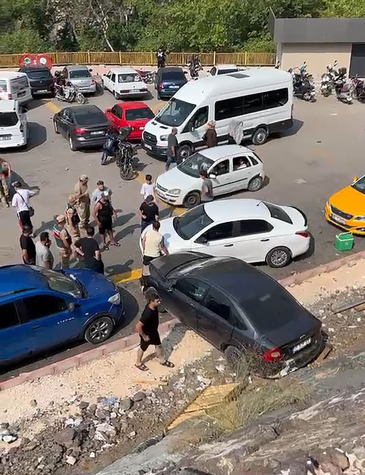 Osmaniye'de Feci Kaza: Araç Korkulukları Kırıp Otoparka Düştü, 5 Yaralı