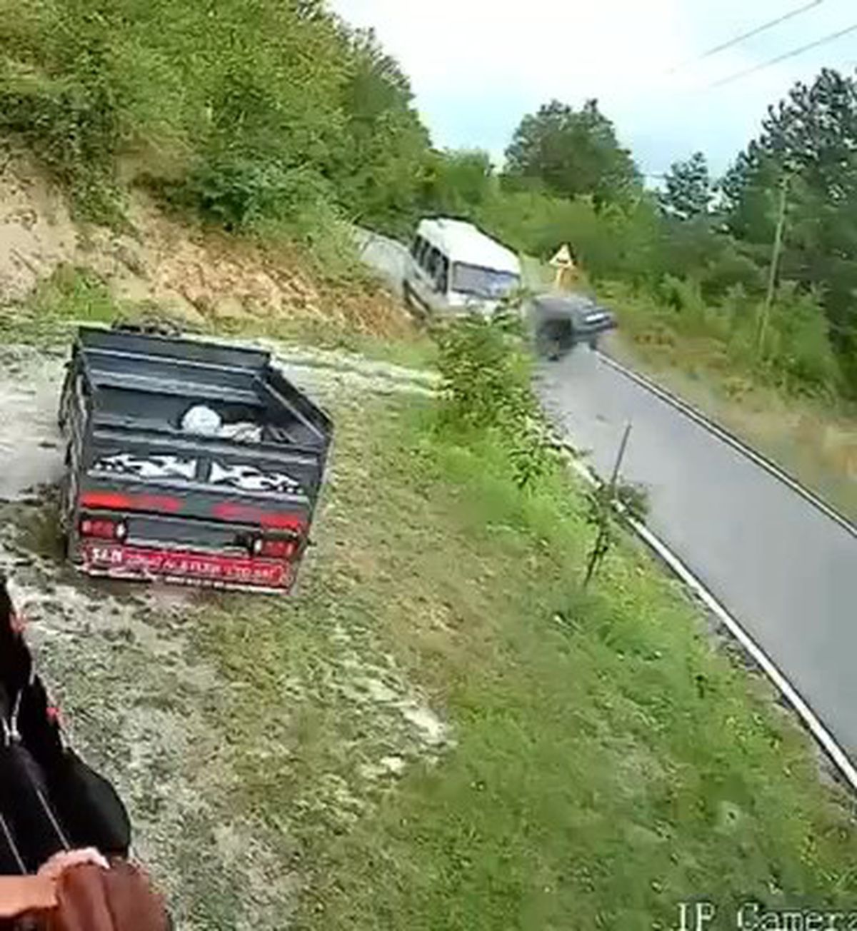 Ereğli'de Otomobil Servise Çarptı: 4 Yaralı