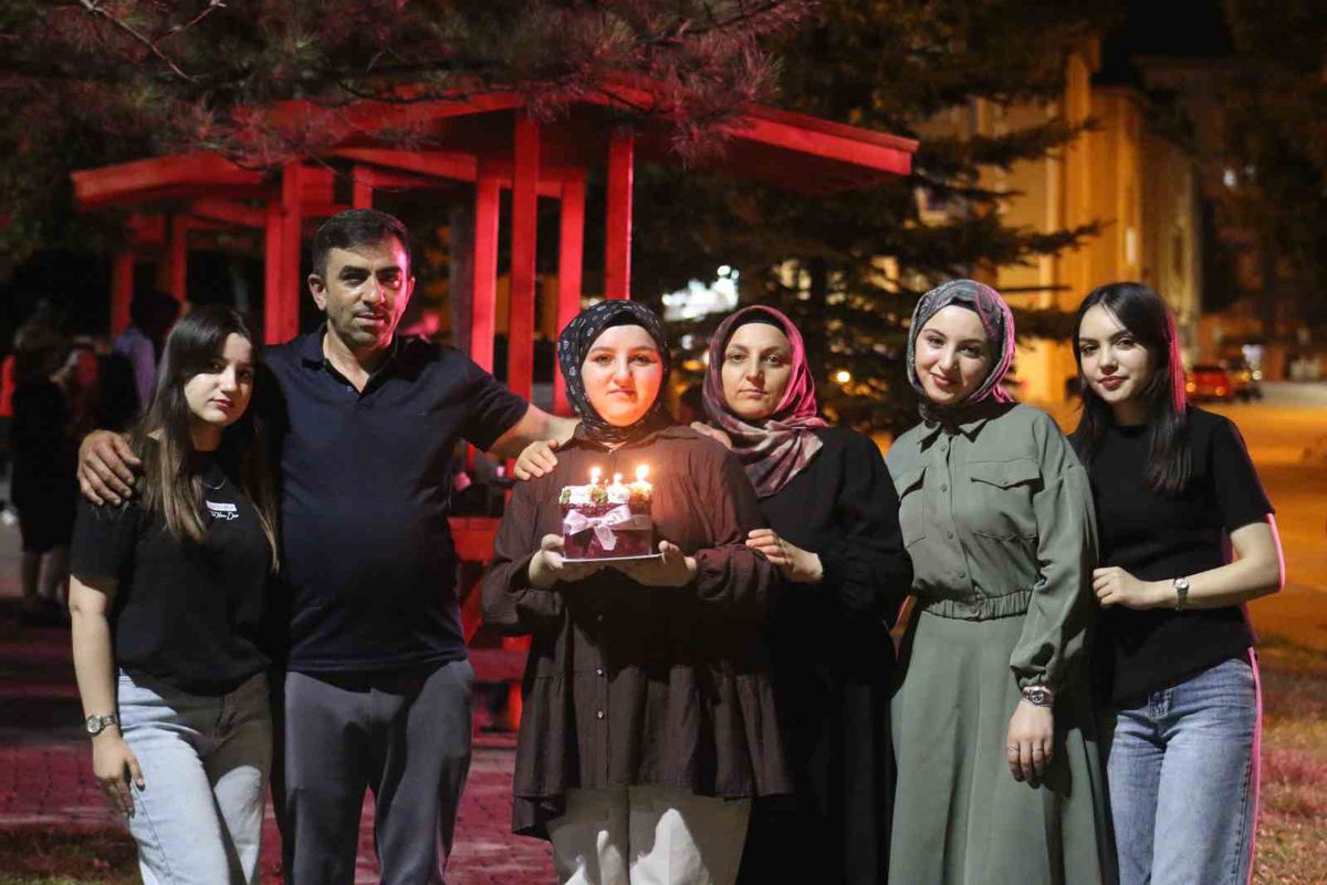 Sivas'ta İşitme Engelli Esra'ya Unutulmaz Doğum Günü Sürprizi