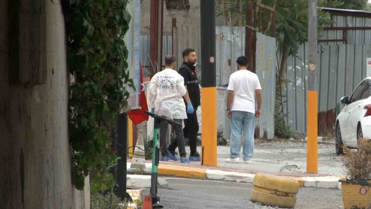 Fatih'te bıçaklı saldırgana polis müdahalesi