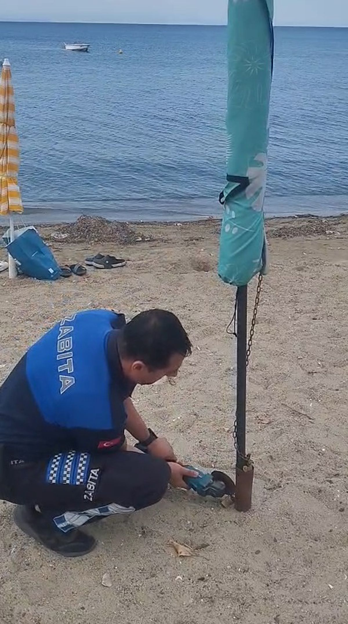 Erdek'te Sahil İşgaline Zabıta Engeli: Zincirler Kesildi, Cezalar Kesildi