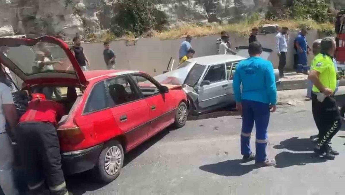 Şanlıurfa'da kafa kafaya çarpışma: 3 yaralı
