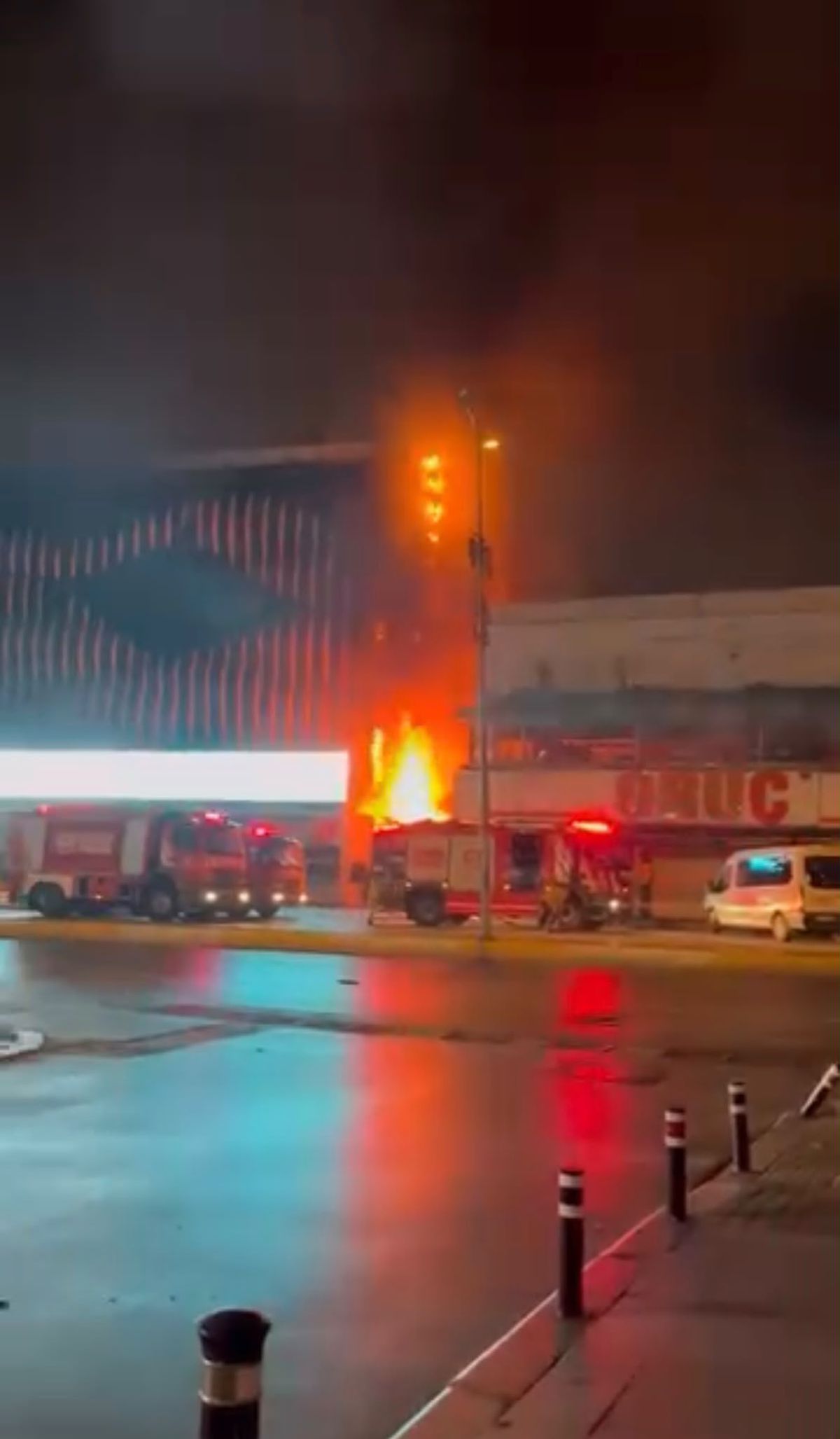 Sultanbeyli'de AVM'de Yangın: İş Yerlerinde Hasar
