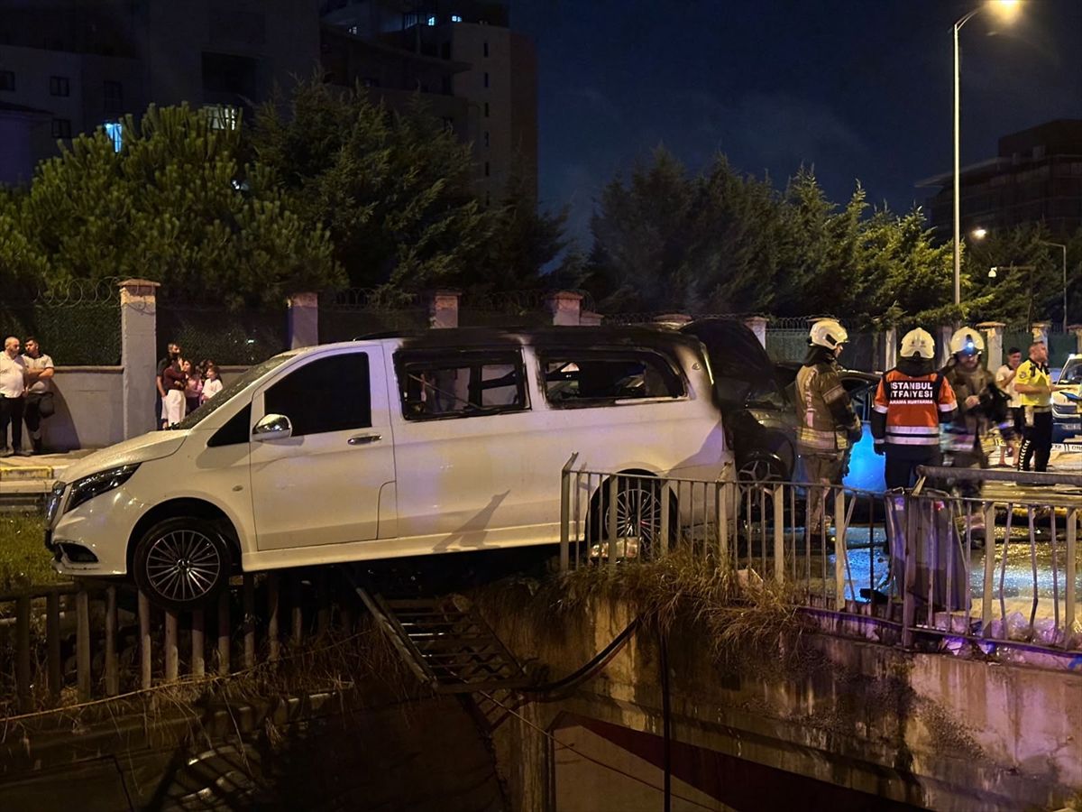 Sultanbeyli’de kaza: Park halindeki araçlara çarpıp yangın çıktı