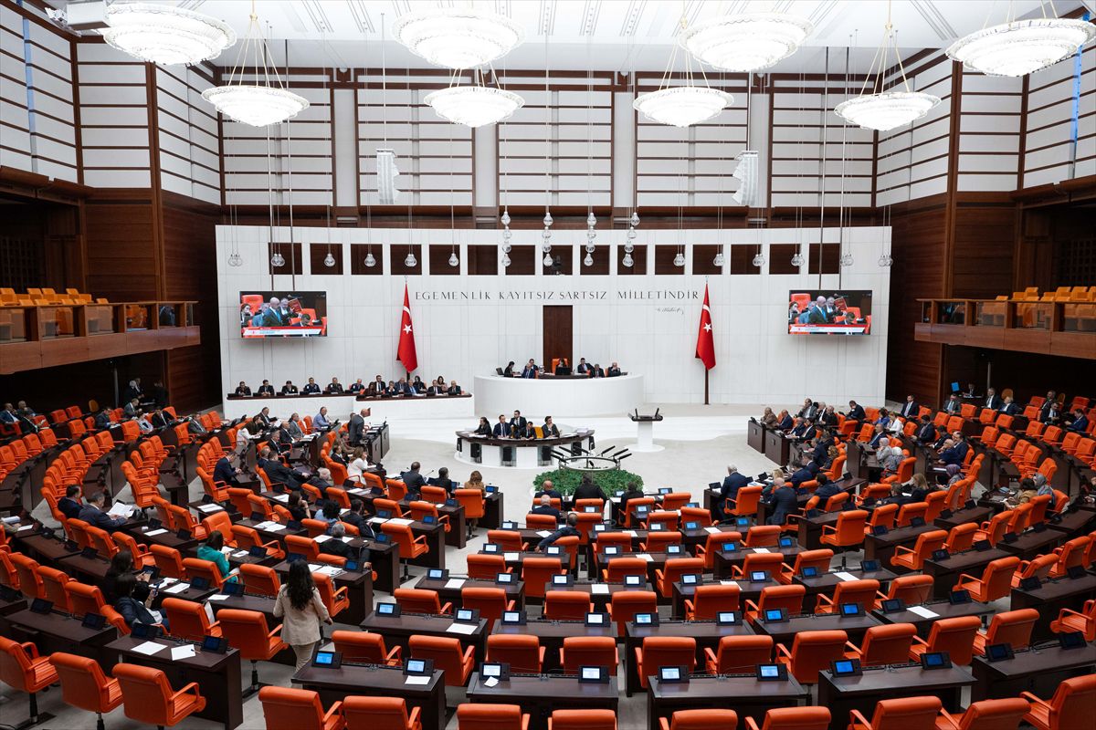 Meclis'te Mekke Anlaşması ve kürsü tartışması