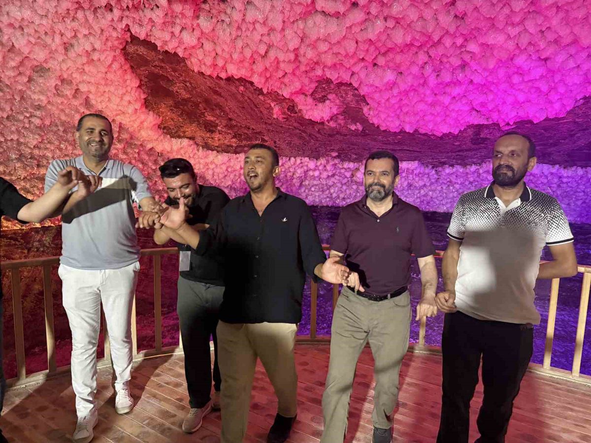 Gazeteciler Tuz Mağarası'nda Halay Çekti